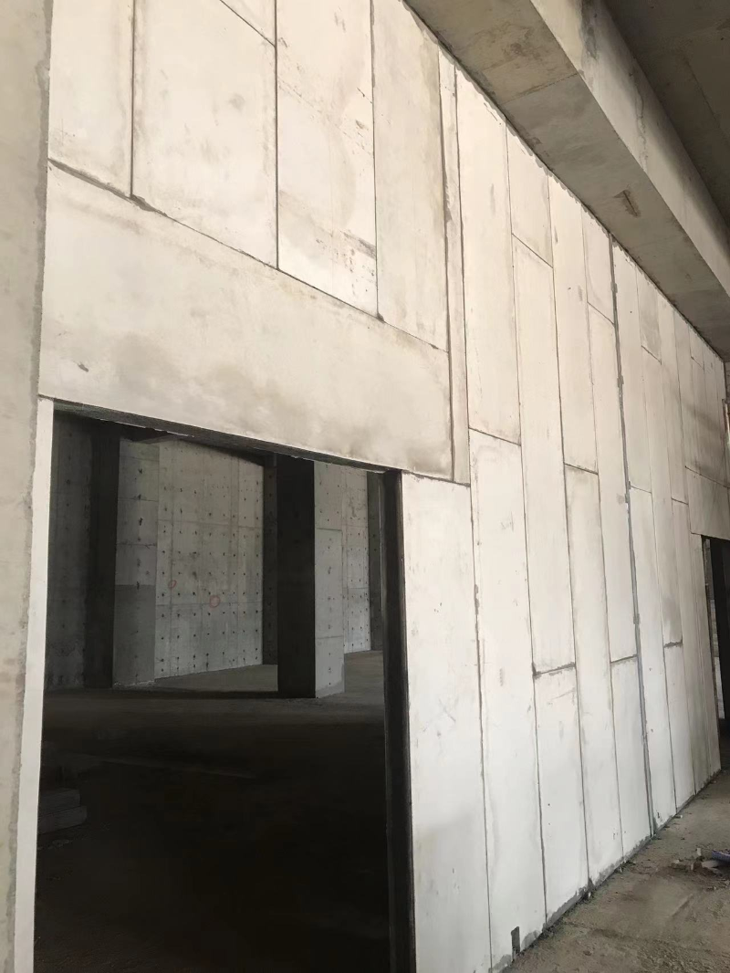 輕質隔墻板